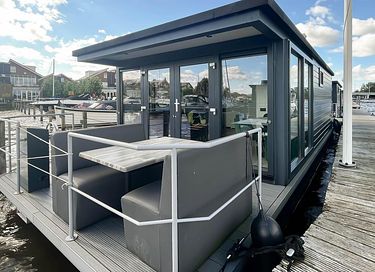 Spend the night on a houseboat in North Holland