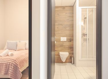Stylish accommodation overlooking the water - 24