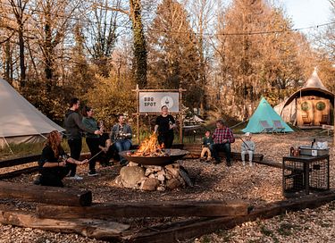 Familietent op camping in levendige omgeving - 12