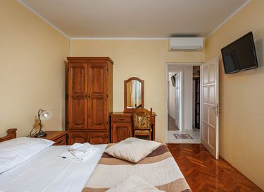 Large villa with private pool and spacious garden - 20