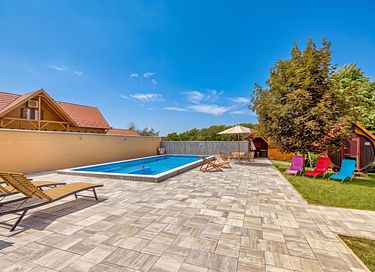 Group accommodation with private pool and sauna - 34