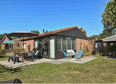 Bungalow with fenced garden close to the sea