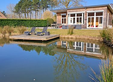 Ferienhaus in der Natur mit schönem Fischteich