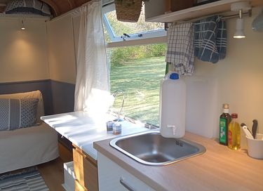 Cozy gipsy wagon in rural setting - 5