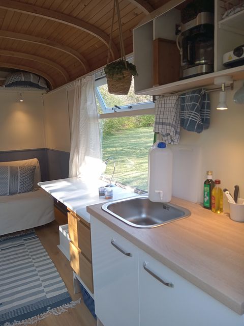 Cozy gipsy wagon in rural setting - 5