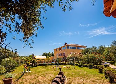 Large villa with private pool and spacious garden - 36