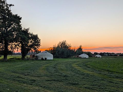 Une yourte équipée d'un poêle à bois et offrant tout le confort d'une suite d'hôtel - 2