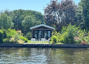 Cottage élégant au bord de l'eau avec bain à remous