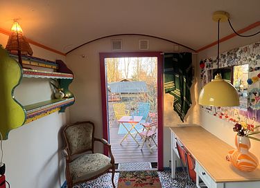 Colorful gipsy wagon in the Groningen forest - 14