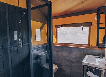 Tente safari de luxe avec bain à remous au bord d'un lac - 24