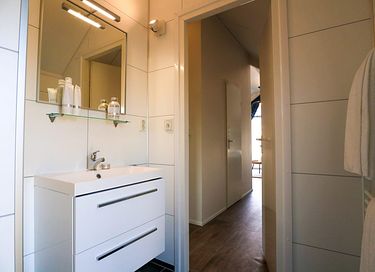 Tiny house près de l'eau en parc - 14