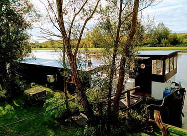 Charming houseboat between Rotterdam and Delft