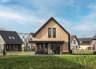 Modern verblijf (6p) met terras aan het water