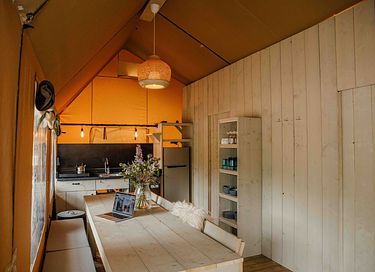 Grote safaritent (8p) met keuken en sanitair - 8