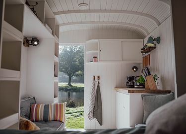 Beautifully decorated shepherds hut for 2 people - 3