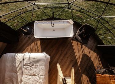 Glamping tent with unique bathtub - 8