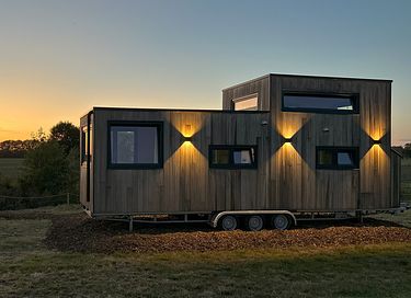 Modernes Tiny House auf dem Lande in Belgien