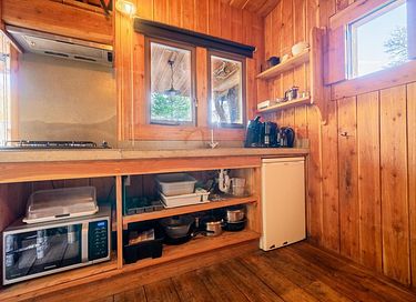 Houten natuurhut in een bosrijke omgeving - 8