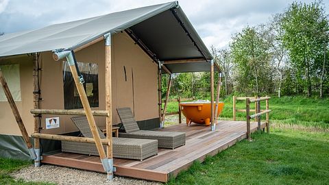 Romantic glamping tent with hot tub - 5