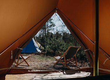 Festival-achtige sfeer op een pop-up camping - 17