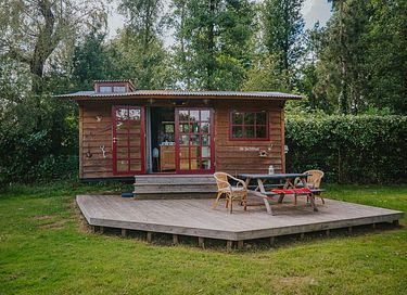 Robuste Outdoor Lodge im Wald