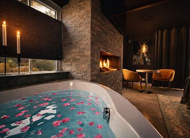 Romantic suite with sauna and hot tub - 9