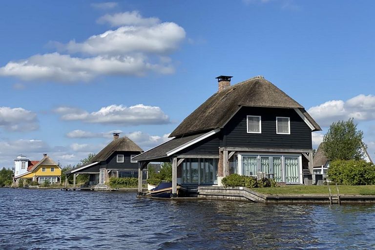Luxe watervilla met aanlegsteiger - 1