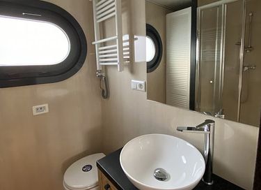 Overnachten op een luxe ingerichte houseboat - 9