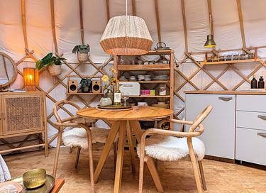 Une yourte équipée d'un poêle à bois et offrant tout le confort d'une suite d'hôtel - 5
