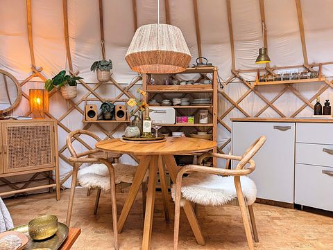 Une yourte équipée d'un poêle à bois et offrant tout le confort d'une suite d'hôtel - 5
