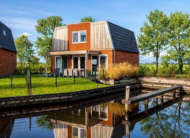 Vacation home (8p) with jacuzzi by the water