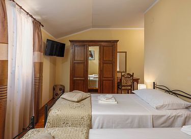 Large villa with private pool and spacious garden - 24