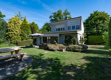 Vrijstaande bungalow vlakbij het water
