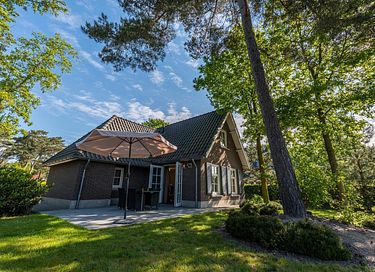 Bungalow met recreatievijver en zwembad