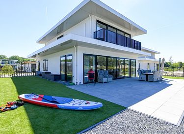 Kinderfreundliche Villa am Wasser