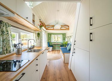 Kleurrijk tinyhouse met safari-slaaptent - 10
