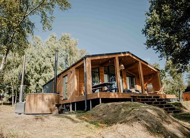 Cottage mit Whirlpool und Blick auf einen See