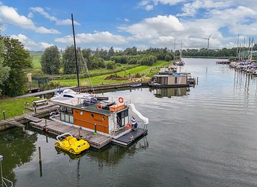 Luxuriöses Hausboot mit Rutsche