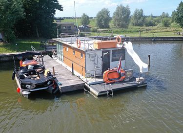 Stay on a luxury houseboat with a slide - 5
