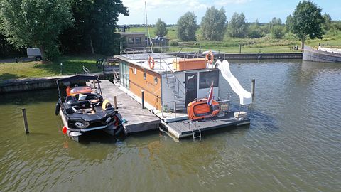 Stay on a luxury houseboat with a slide - 5