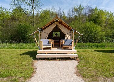 Kleurrijk tinyhouse met safari-slaaptent - 3