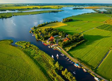 Tiny house in Friesland bij een groot meer - 3
