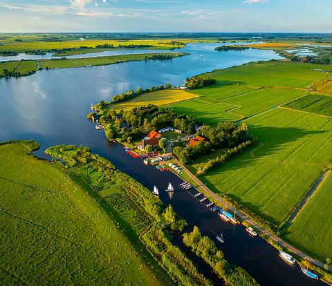 Tiny house in Friesland bij een groot meer - 3