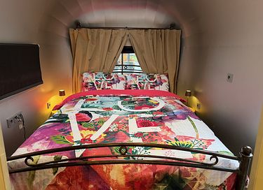 Slapen in de 'All You Need Is Love caravan' - 7