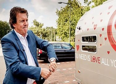 Slapen in de 'All You Need Is Love caravan' - 18