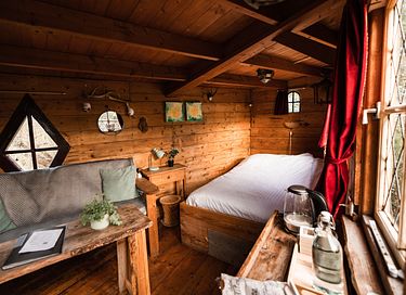 L'arbre a cabane avec un balcon dans un environnement naturel - 5