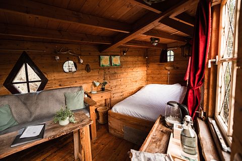 L'arbre a cabane avec un balcon dans un environnement naturel - 5