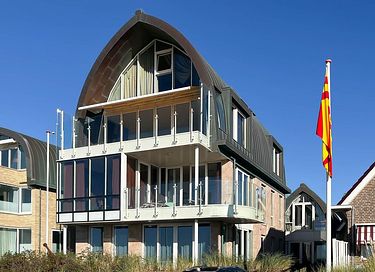 Apartment with garden and sea view