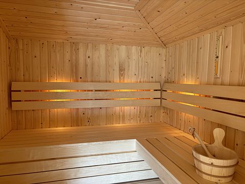 Slapen in een 'hooischuur' met privé wellness - 5