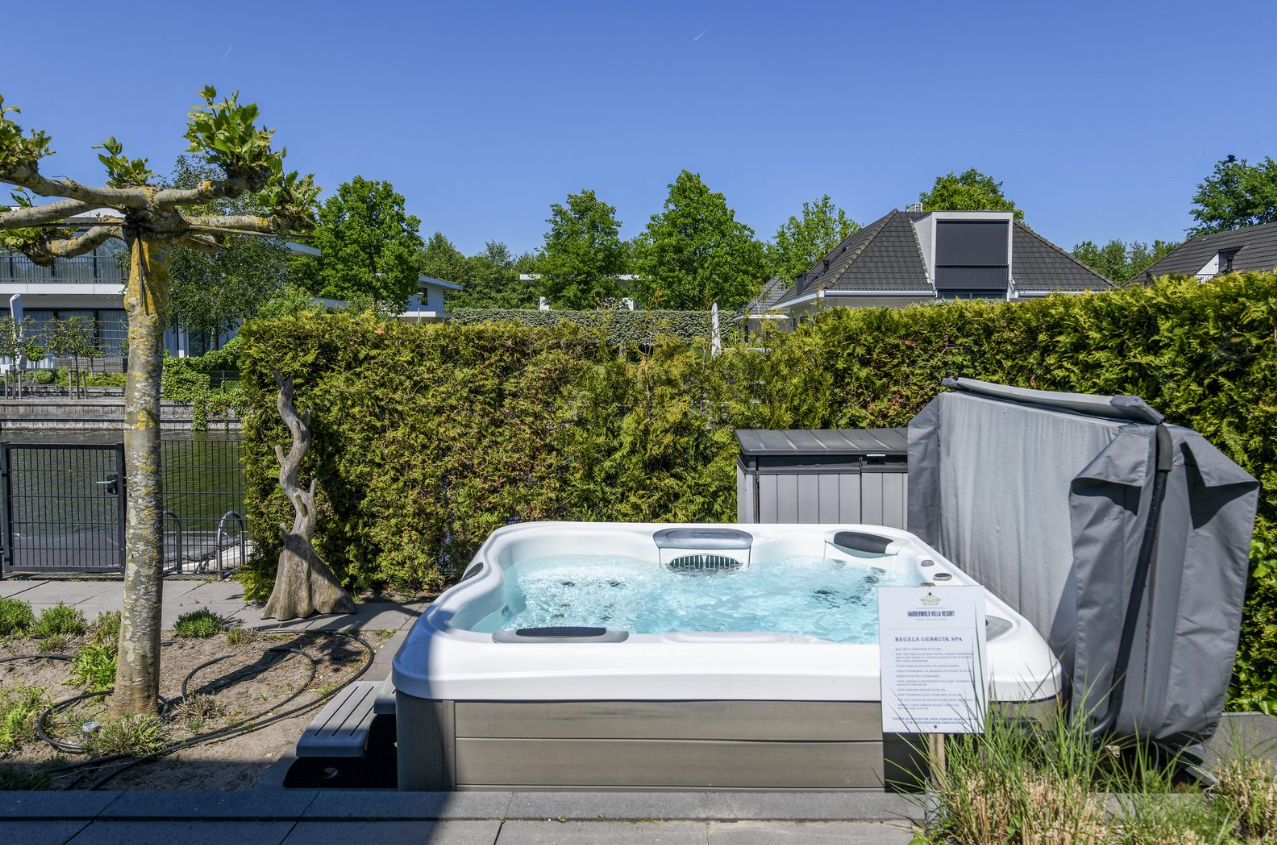 Luxe villa direct aan het water met wellness